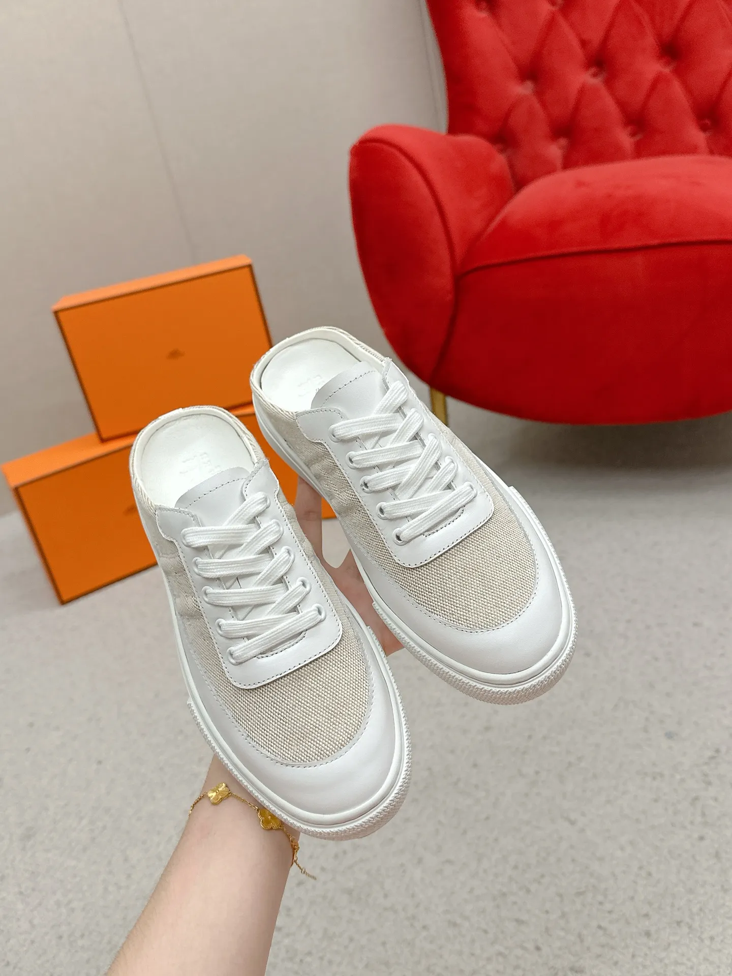 👟👟Ex-factory price 580👟👟 Men's size +10 [HERMES] H-lace slip-on sneakers, sneakers with empty back, white shoes, casual slippers and half-drags. 👉The craftsmanship is exquisite, and new products are released at the counter at the same time. Every detail of the shoes is made with special care, which is quite eye-catching. The elegant splicing elements highlight the good temperament! 🔻Fashionable fly woven lace-up method adds a casual atmosphere and exquisite lines, which can better reflect the family-style design language and intersperse exquisite lines. ✨✨The upper is made of imported cow suede/imported canvas, the lining is made of imported mixed sheepskin, and the original custom-made rubber outsole. 🐎Size: 35-40 for women, 39-44 for men (41 for women, 45 for men, can be customized, non-refundable)